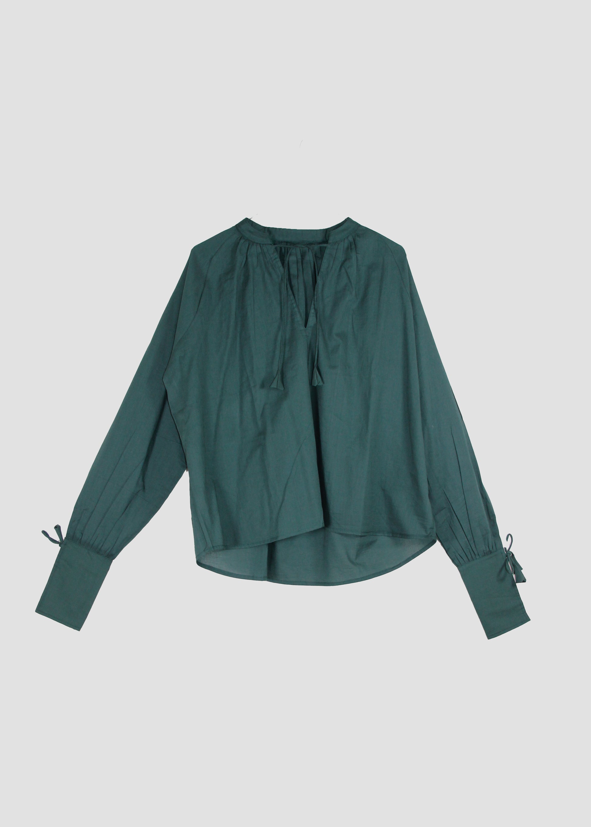 Camicia donna Olivia Shirt petrol blue in 100% cotone con maniche lunghe e dettaglio finale allungato da arrotolare o lasciare a vista, stile boho chic versatile, taglia unica.