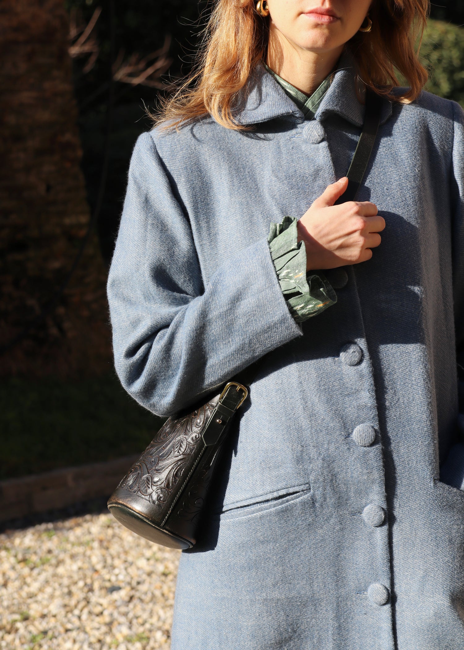 IGI AMA Oxford Coat – Cappotto azzurro in 100% cashmere con fodera in seta, chiusura frontale con bottoni in tessuto e spalle strutturate. Elegante e leggero, ideale per le mezze stagioni. Prodotto in India, richiede lavaggio a secco e stiratura a bassa temperatura.