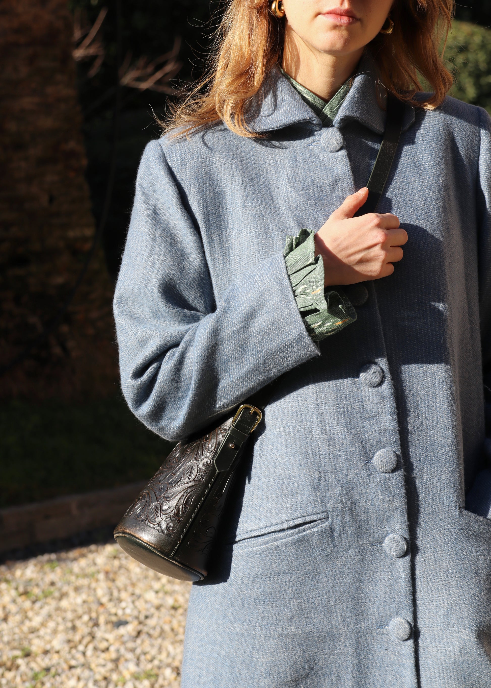 IGI AMA Oxford Coat – Cappotto azzurro in 100% cashmere con fodera in seta, chiusura frontale con bottoni in tessuto e spalle strutturate. Elegante e leggero, ideale per le mezze stagioni. Prodotto in India, richiede lavaggio a secco e stiratura a bassa temperatura.