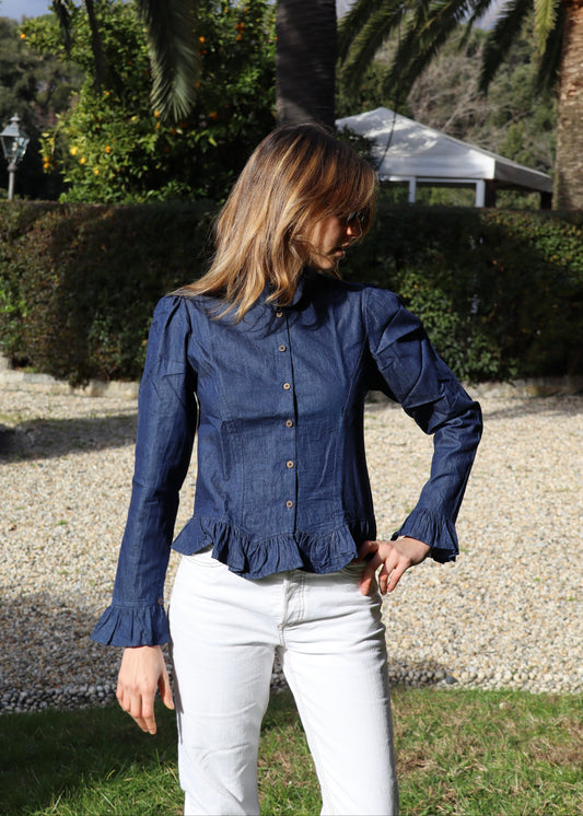 Blusa da donna in denim blu, modello Palladio di IGI AMA, realizzata in 100% cotone, taglia unica, con maniche leggermente a sbuffo, ispirata a immagini vintage di Vogue, prodotta in India, ideale per look casual e chic.
