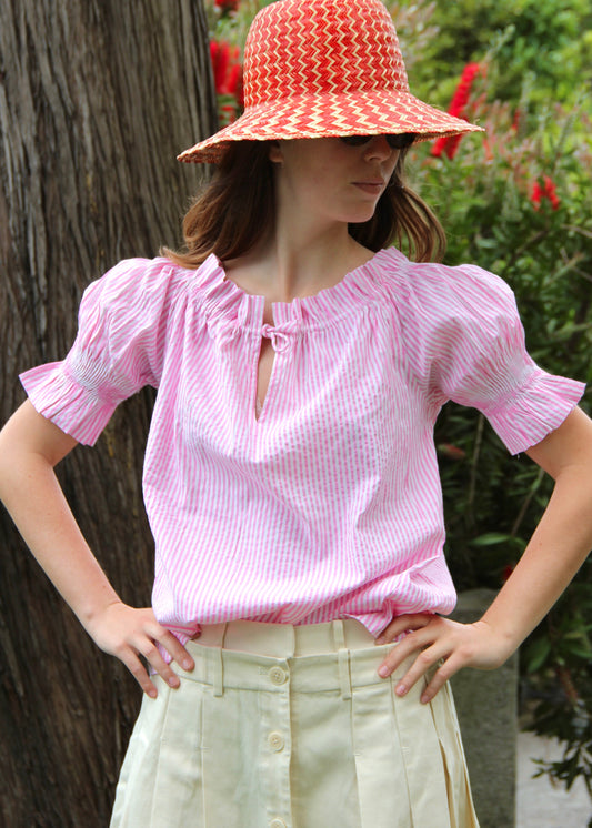 Blusa arricciata da donna in cotone a quadretti rosa, modello Pimpa shirt di IGI AMA, 100% cotone, con laccetto sullo scollo e maniche elasticizzate a sbuffo, tessuto elastico che si adatta a tutte le corporature, prodotta in India, ideale per look estivi e casual.