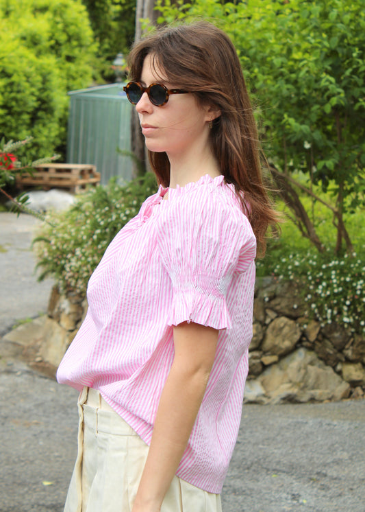 Blusa arricciata da donna in cotone a quadretti rosa, modello Pimpa shirt di IGI AMA, 100% cotone, con laccetto sullo scollo e maniche elasticizzate a sbuffo, tessuto elastico che si adatta a tutte le corporature, prodotta in India, ideale per look estivi e casual.