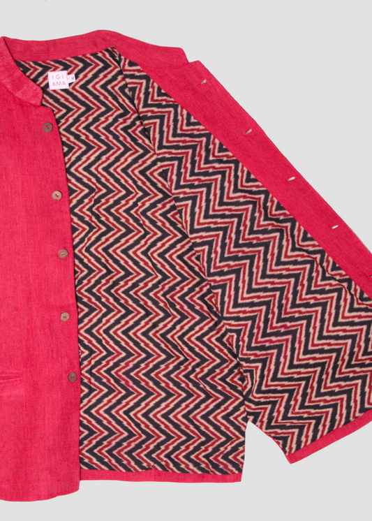 Gilet da uomo rosso in lino di IGIAMA, 100% lino, con fodera interna in cotone fantasia e collo alla coreana, prodotto in India.