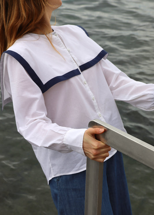 Camicia Sailor Sampei Igiama bianca e blu in 100% cotone, stile marinara con colletto da marinaio, maniche lunghe, taglia unica S-L, prodotta in India