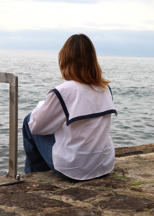 Camicia Sailor Sampei Igiama bianca e blu in 100% cotone, stile marinara con colletto da marinaio, maniche lunghe, taglia unica S-L, prodotta in India