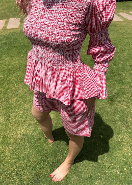 Pantaloncini estivi da donna in cotone a quadretti rosso, IGI AMA, 100% cotone leggero, chiusura con bottone e zip, vita elasticizzata, taglia unica, made in India, perfetti per outfit casual e look vacanza.
