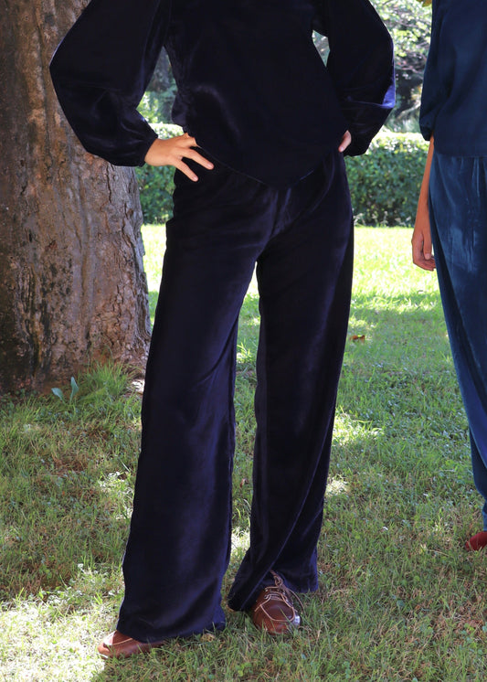 IGI AMA Velvet Pants – Pantaloni blu in 100% velluto, da indossare a vita alta o bassa. Vestibilità comoda e taglia unica, adatti a diverse corporature. Prodotto in India, lavabile in lavatrice a 30°C e stirabile al rovescio a bassa temperatura.