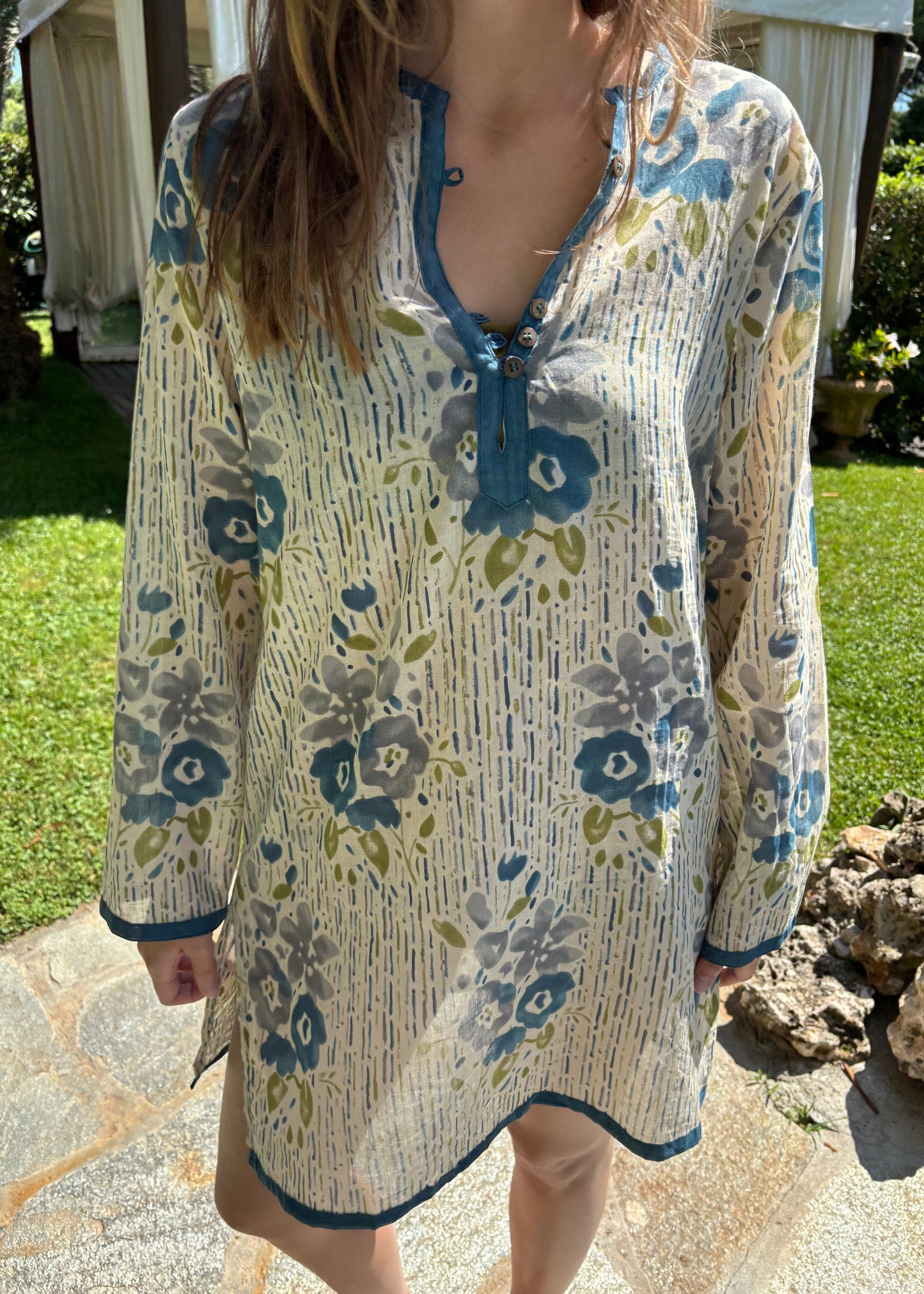 Vulcano Beachwear in Blue, white and blue beach dress with red inserts and pattern, V-neckline with 3 buttons on the front. Made in India from 100% patterned cotton, one size fits S/M. Boho chic style with a reinterpretation of ethnic influences. Machine washable at 30°C, iron at low heat.