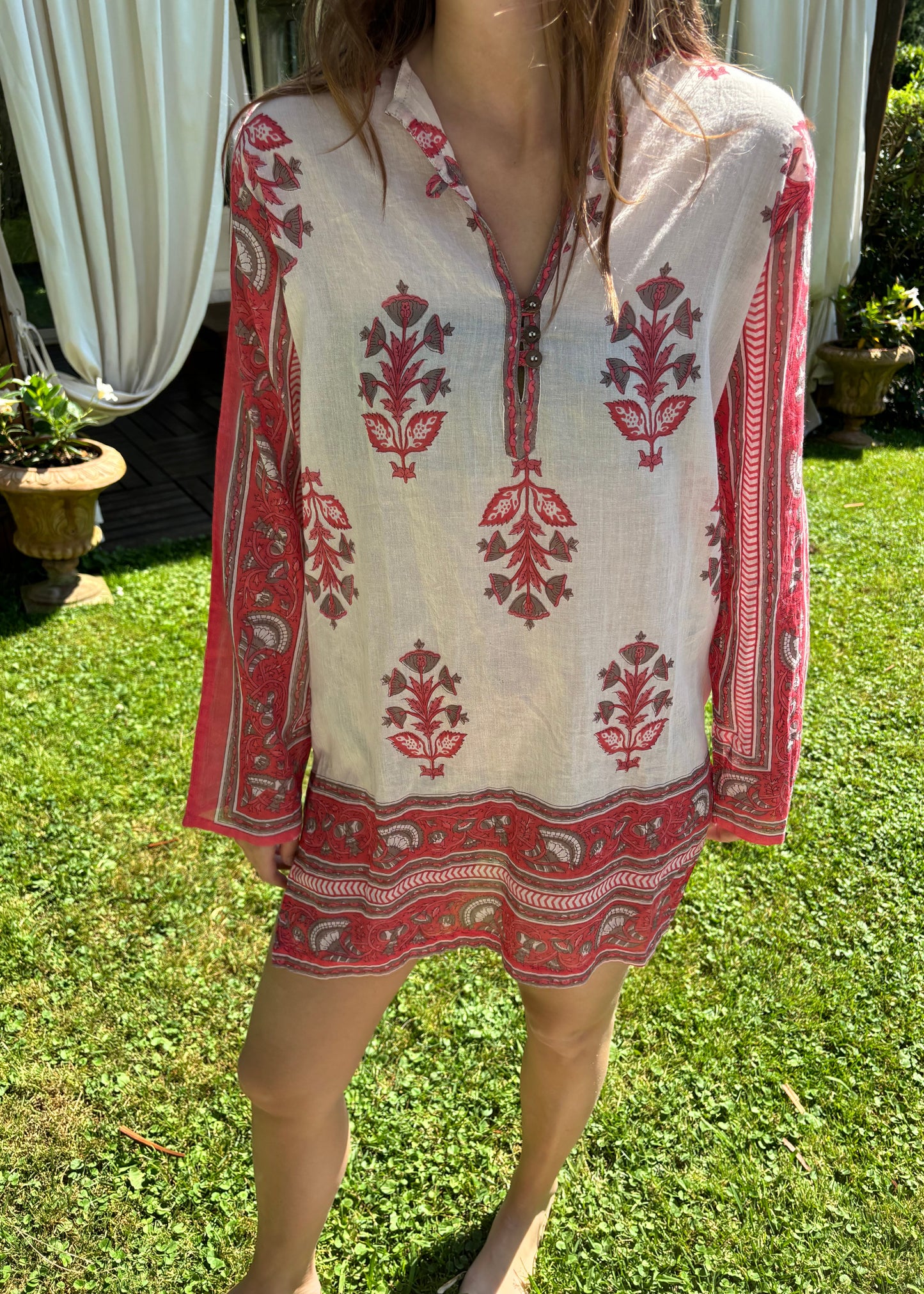 Vulcano Beachwear in Red, white and red beach dress with red inserts and pattern, V-neckline with 3 buttons on the front. Made in India from 100% patterned cotton, one size fits S/M. Boho chic style with a reinterpretation of ethnic influences. Machine washable at 30°C, iron at low heat