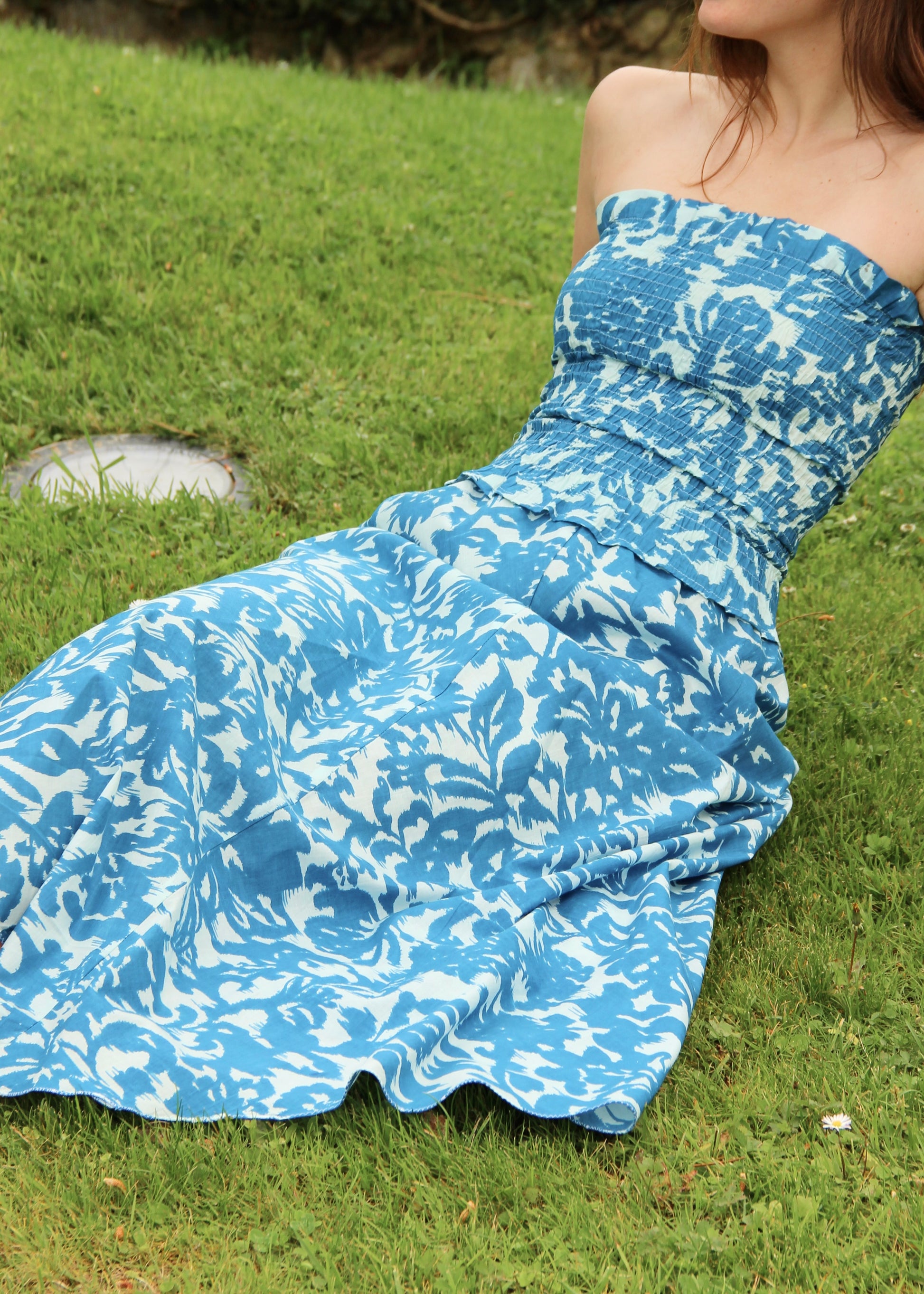 Top e gonna donna Lady Stretch Top e Vulcano skirt blue flower in 100% cotone con fantasia floreale blu ed effetto elasticizzato, stile boho chic estivo, taglia unica.
