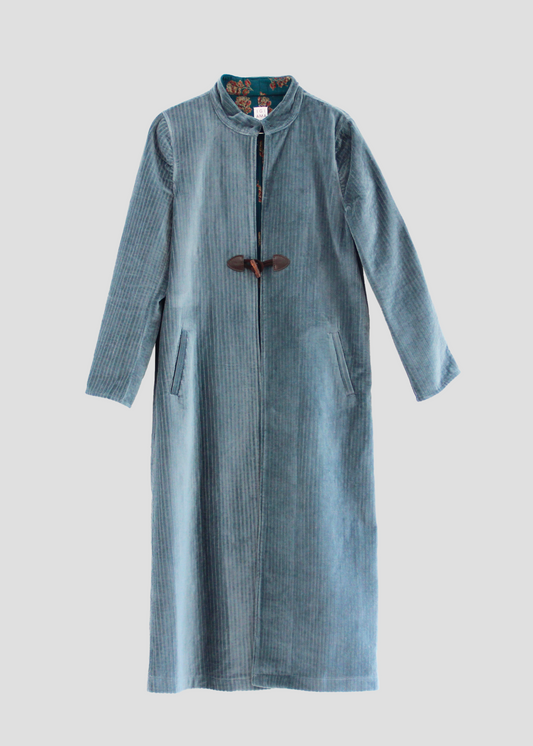 Alamari Coat in velluto azzurro carta zucchero di IGI Ama, cappotto azzurro con alamari marroni, collo alla coreana e bottoni a nodo. Spalle strutturate e fodera in poliestere. Prodotto in India, con un design elegante e raffinato. Lavare a secco, stirare a bassa temperatura, non candeggiare.