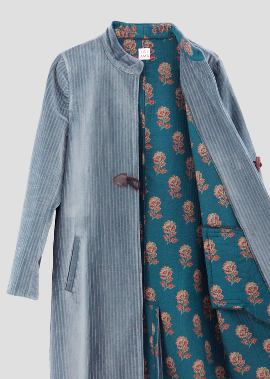 Alamari Coat in velluto azzurro carta zucchero di IGI Ama, cappotto azzurro con alamari marroni, collo alla coreana e bottoni a nodo. Spalle strutturate e fodera in poliestere. Prodotto in India, con un design elegante e raffinato. Lavare a secco, stirare a bassa temperatura, non candeggiare.