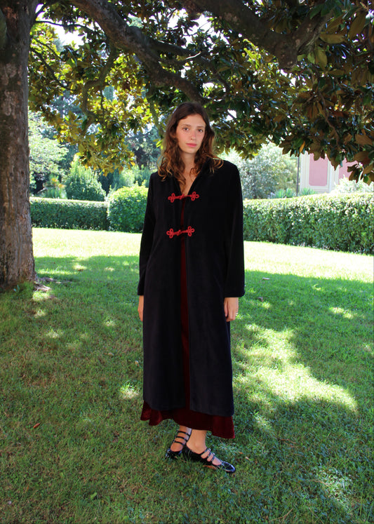 Alamari Coat in velluto blu di IGI Ama, cappotto blu con alamari rosso, collo alla coreana e bottoni a nodo. Spalle strutturate e fodera in poliestere. Prodotto in India, con un design elegante e raffinato. Lavare a secco, stirare a bassa temperatura, non candeggiare.