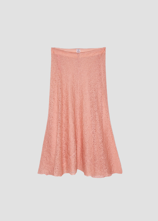 Gonna lunga estiva da donna in pizzo color pesca, modello Alba Skirt di IGI AMA, realizzata in 100% pizzo leggermente elastico, con cerniera nascosta, vestibilità a vita bassa per taglie XS e S o a vita media per taglie M e L, prodotta in India, ideale per look estivi e outfit leggeri.
