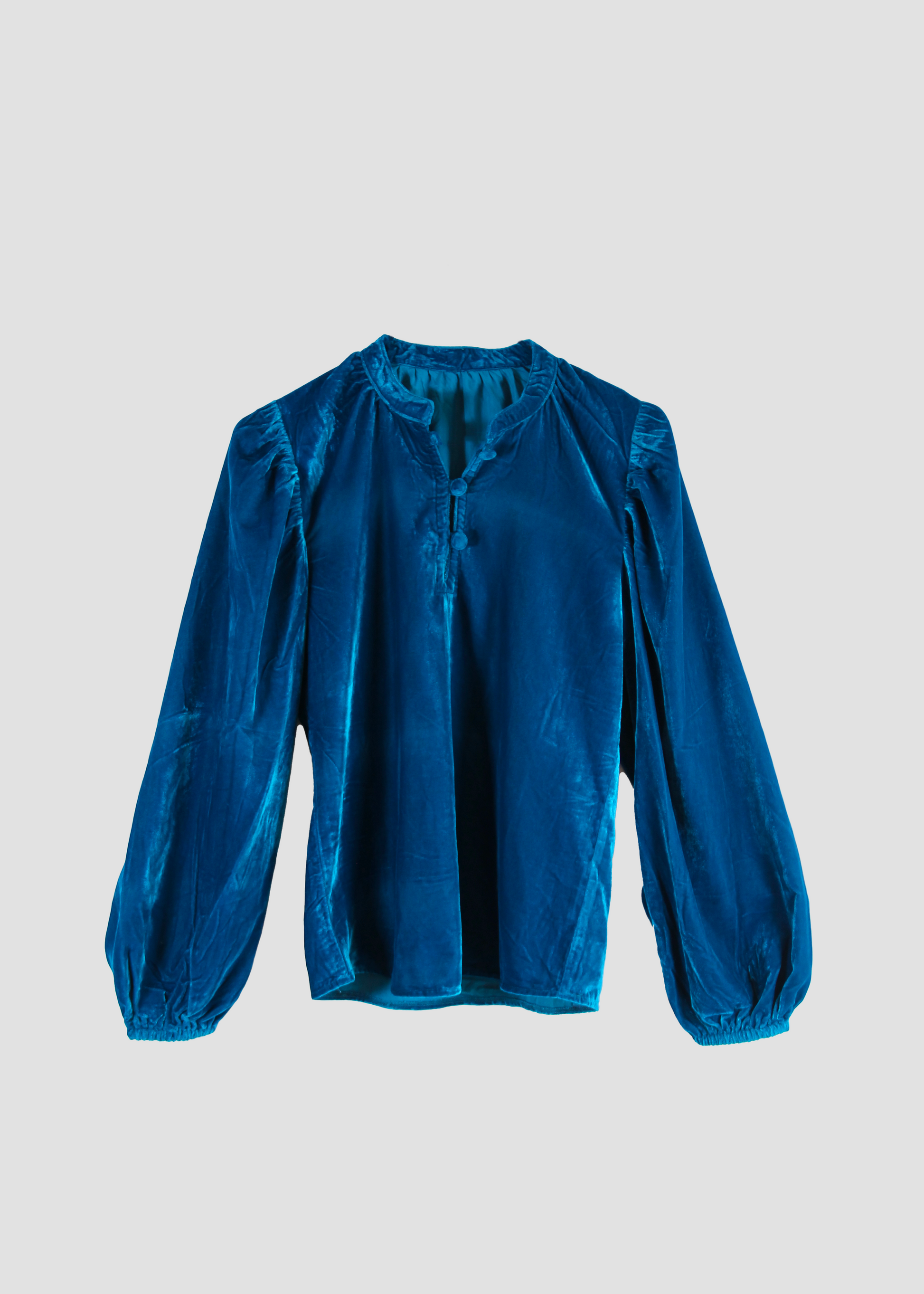 IGI AMA Bohémien Shirt – Blusa blu petrolio in 100% velluto con scollo a bottoni in tessuto e maniche lunghe con elastico al polso. Vestibilità comoda, taglia unica adatta a una M. Prodotta in India, lavabile in lavatrice a 30°C e stirabile al rovescio a bassa temperatura.