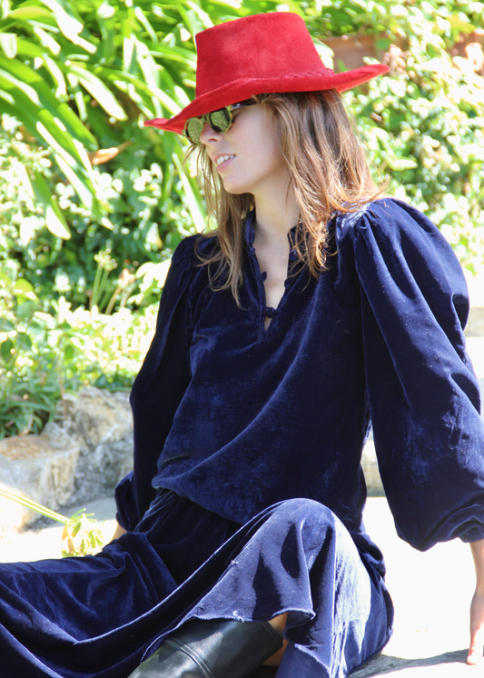 IGI AMA Bohémien Shirt – Blusa blu in 100% velluto con scollo a bottoni in tessuto e maniche lunghe con elastico al polso. Vestibilità comoda, taglia unica adatta a una M. Prodotta in India, lavabile in lavatrice a 30°C e stirabile al rovescio a bassa temperatura.