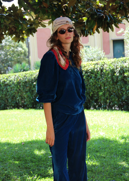 Set autunno/inverno da donna IGI AMA in velluto blu petrolio, composto da blusa Bohémien con scollo a bottoni in tessuto e maniche lunghe con polsini elasticizzati, e pantaloni morbidi in velluto da indossare a vita alta o bassa, 100% velluto, taglia unica (veste una M), ideale per outfit vintage chic, boho radical e look eleganti per la stagione fredda.