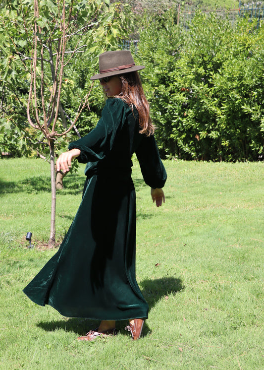 Set autunno/inverno da donna IGI AMA in velluto verde, composto da blusa Bohémien con scollo con chiusura a bottoni in tessuto e maniche lunghe elasticizzate sul polso, e gonna lunga fino alla caviglia con elastico in vita, 100% velluto, taglia unica (veste una M), perfetto per outfit vintage chic, look boho radical e abbinamenti eleganti per la stagione fredda.