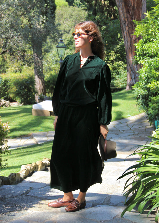 Set autunno/inverno da donna IGI AMA in velluto verde, composto da blusa Bohémien con scollo con chiusura a bottoni in tessuto e maniche lunghe elasticizzate sul polso, e gonna lunga fino alla caviglia con elastico in vita, 100% velluto, taglia unica (veste una M), perfetto per outfit vintage chic, look boho radical e abbinamenti eleganti per la stagione fredda.