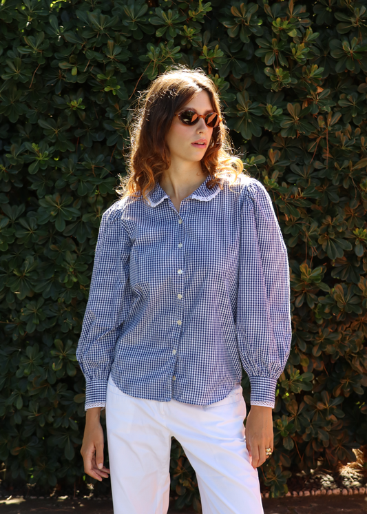 IGI AMA Old School Shirt – Camicia blu a quadri in 100% cotone con maniche lunghe a sbuffo e dettagli in pizzo bianco su colletto e bordo maniche. Parte della capsule Stripes & Checks, taglia unica. Prodotta in India, lavabile a 30°C e stirabile a bassa temperatura.