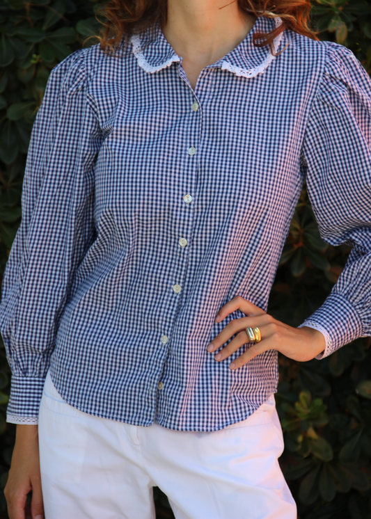 IGI AMA Old School Shirt – Camicia blu a quadri in 100% cotone con maniche lunghe a sbuffo e dettagli in pizzo bianco su colletto e bordo maniche. Parte della capsule Stripes & Checks, taglia unica. Prodotta in India, lavabile a 30°C e stirabile a bassa temperatura.