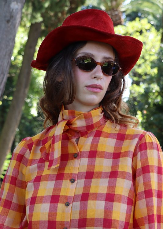 IGI AMA Matilda Tie – Camicia in 100% cotone con fantasia a quadri arancioni e cravatta a fiocco da annodare in tre modi diversi. Parte della capsule Stripes & Checks, taglia unica adatta a Small, Medium e Plus Size. Prodotta in India, lavabile a 30°C e stirabile a bassa temperatura.