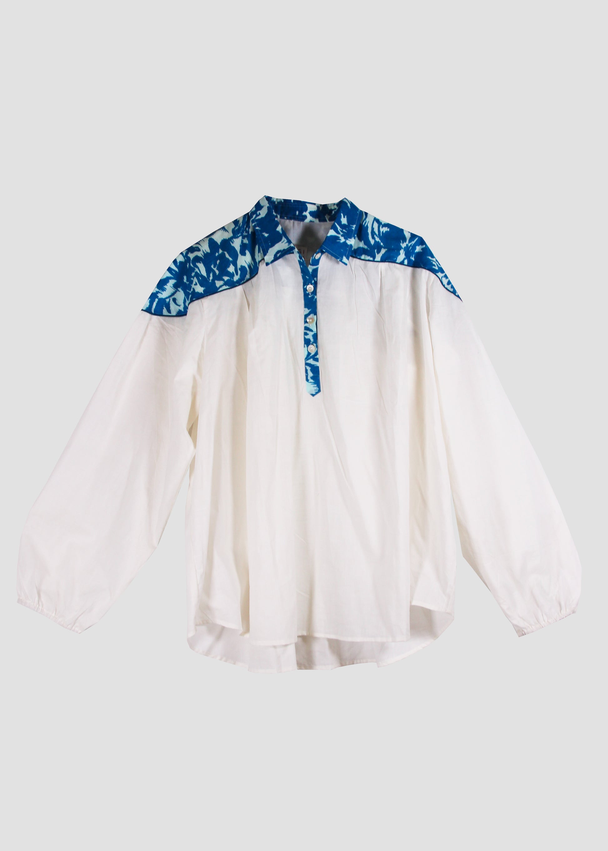 Camicia donna Canyon Shirt white/blue flowers in 100% cotone con vestibilità oversize, doppia trama bianca e fantasia floreale blu, polsini elasticizzati e stile boho chic estivo, taglia unica.