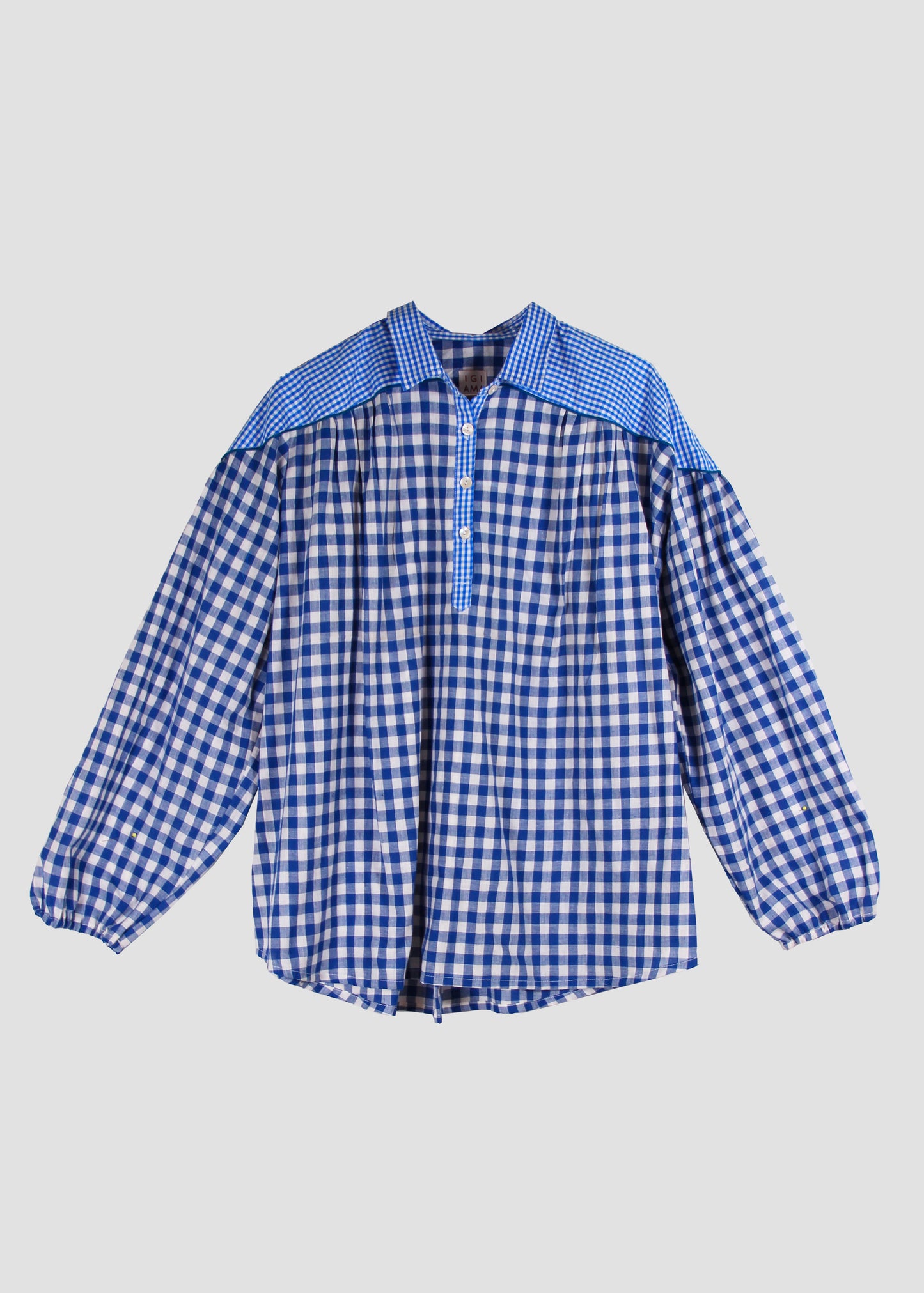 Camicia donna Canyon Shirt blue squares in 100% cotone con vestibilità oversize, fantasia a quadretti blu con doppia trama e polsini elasticizzati, stile boho chic estivo, taglia unica.