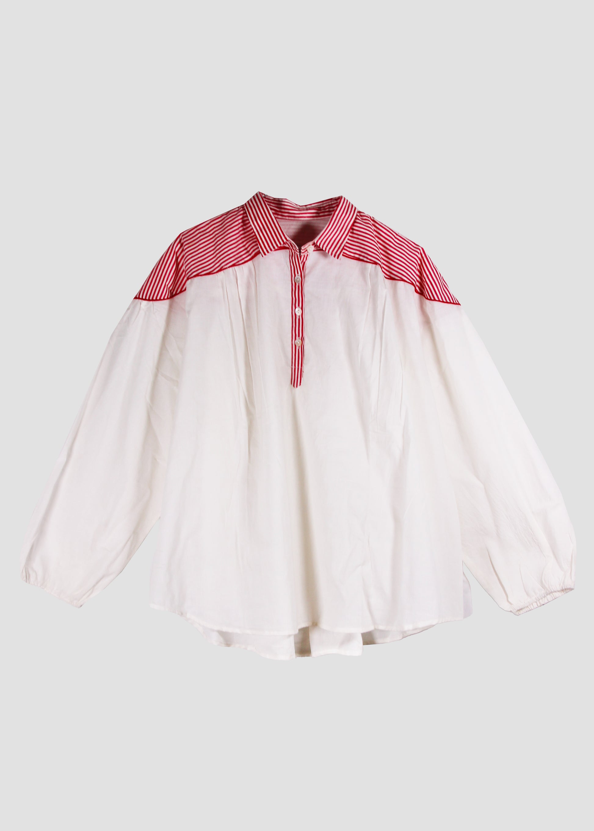 Camicia donna Canyon Shirt white/red stripes in 100% cotone con vestibilità oversize, doppia trama bianca e righe rosse, polsini elasticizzati e stile boho chic estivo, taglia unica.