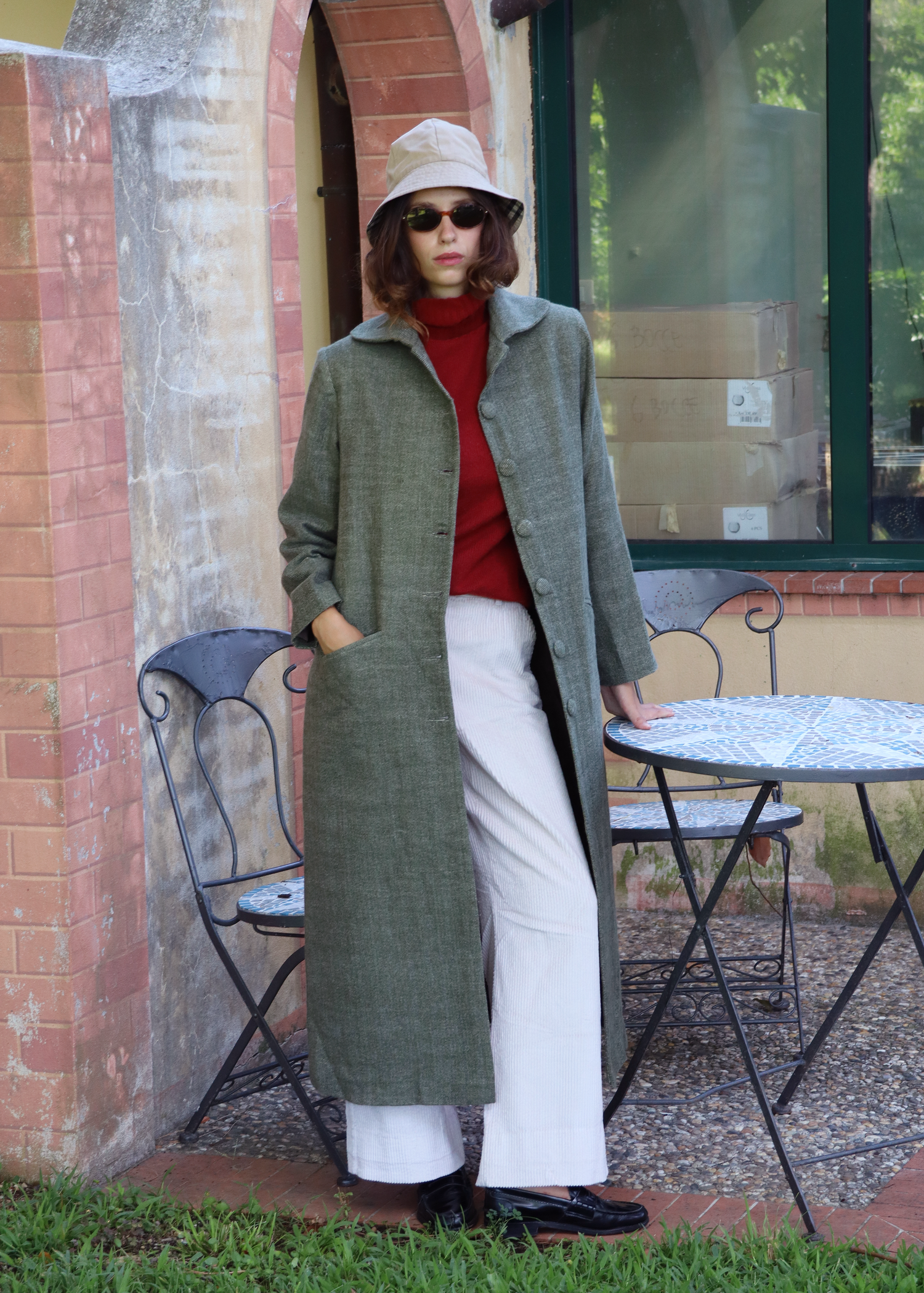 IGI AMA Oxford Coat – Cappotto verde in 100% cashmere con fodera in seta, chiusura frontale con bottoni in tessuto e spalle strutturate. Elegante e leggero, ideale per le mezze stagioni. Prodotto in India, solo lavaggio a secco e stiratura a bassa temperatura.