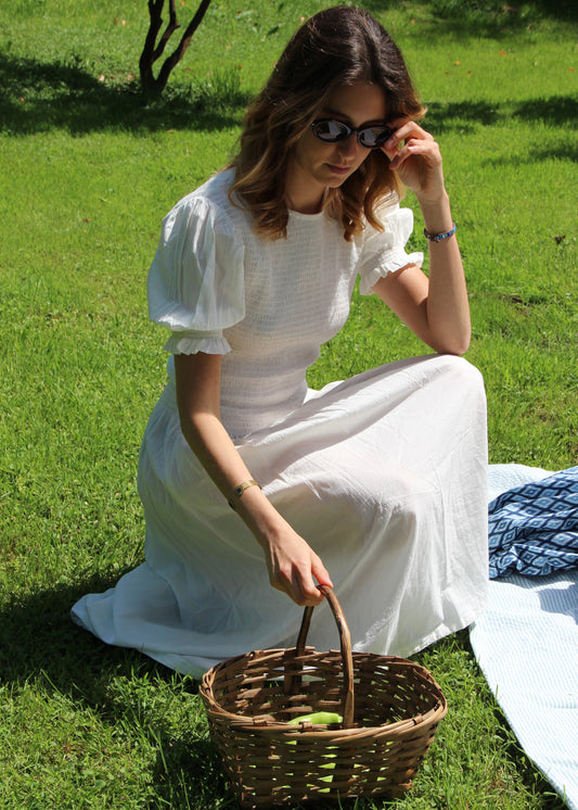 Holi Dress – Vestito lungo bianco in 100% cotone, con maniche corte a sbuffo e arricciature elastiche su busto e maniche. Vestibilità elasticizzata, comoda e adatta a tutte le corporature. Taglia unica. Prodotto in India. Cura delicata: lavare a 30°C, stirare a bassa temperatura