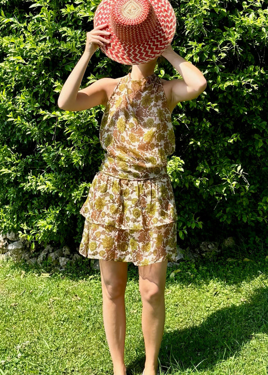 Set estivo da donna IGI AMA in chiffon leggero, fantasia floreale verdi, composto da top all'americana con chiusura regolabile sul collo e sulla schiena e gonna lunga con fascia elastica in vita, 100% chiffon, taglia unica, perfetto per outfit vacanza, look da spiaggia, giornate al mare e stile boho chic.
