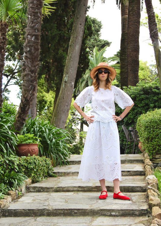 Set coordinato da donna in sangallo bianco, Jaipur Schiffly Set di IGI AMA, composto da camicetta con maniche a sbuffo e gonna midi elasticizzata, taglia unica, realizzato in tessuto leggero traforato, prodotto in India, ideale per look estivi, vacanze e outfit casual chic.