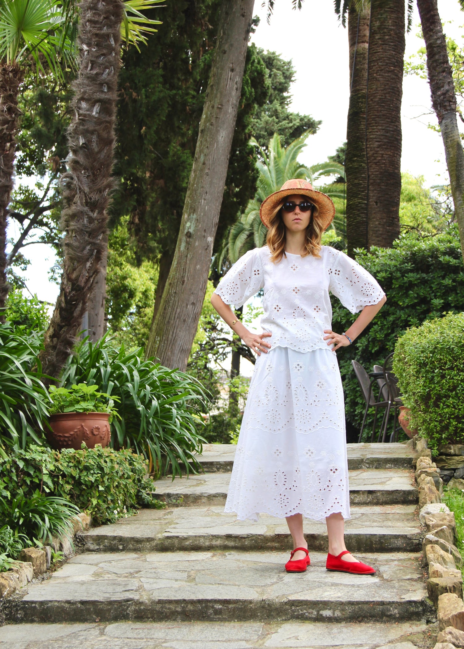 Set coordinato da donna in sangallo bianco, Jaipur Schiffly Set di IGI AMA, composto da camicetta con maniche a sbuffo e gonna midi elasticizzata, taglia unica, realizzato in tessuto leggero traforato, prodotto in India, ideale per look estivi, vacanze e outfit casual chic.
