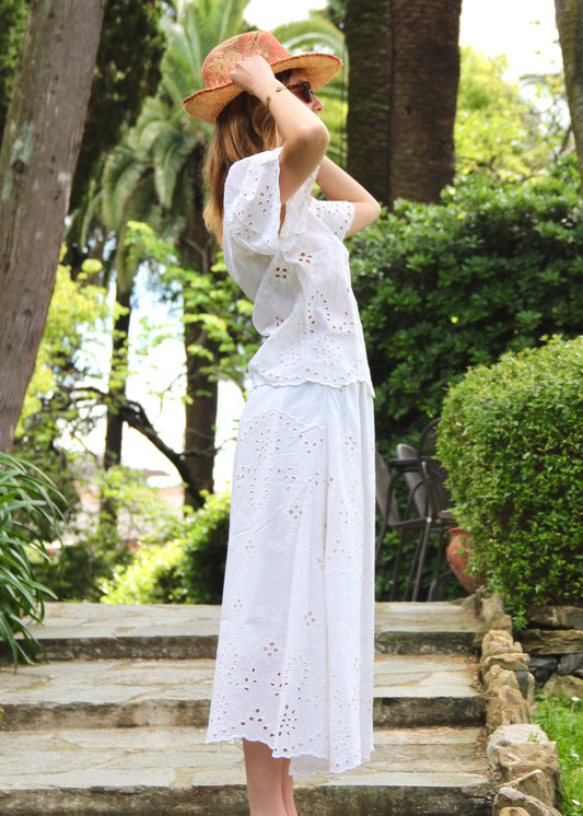 Set coordinato da donna in sangallo bianco, Jaipur Schiffly Set di IGI AMA, composto da camicetta con maniche a sbuffo e gonna midi elasticizzata, taglia unica, realizzato in tessuto leggero traforato, prodotto in India, ideale per look estivi, vacanze e outfit casual chic.