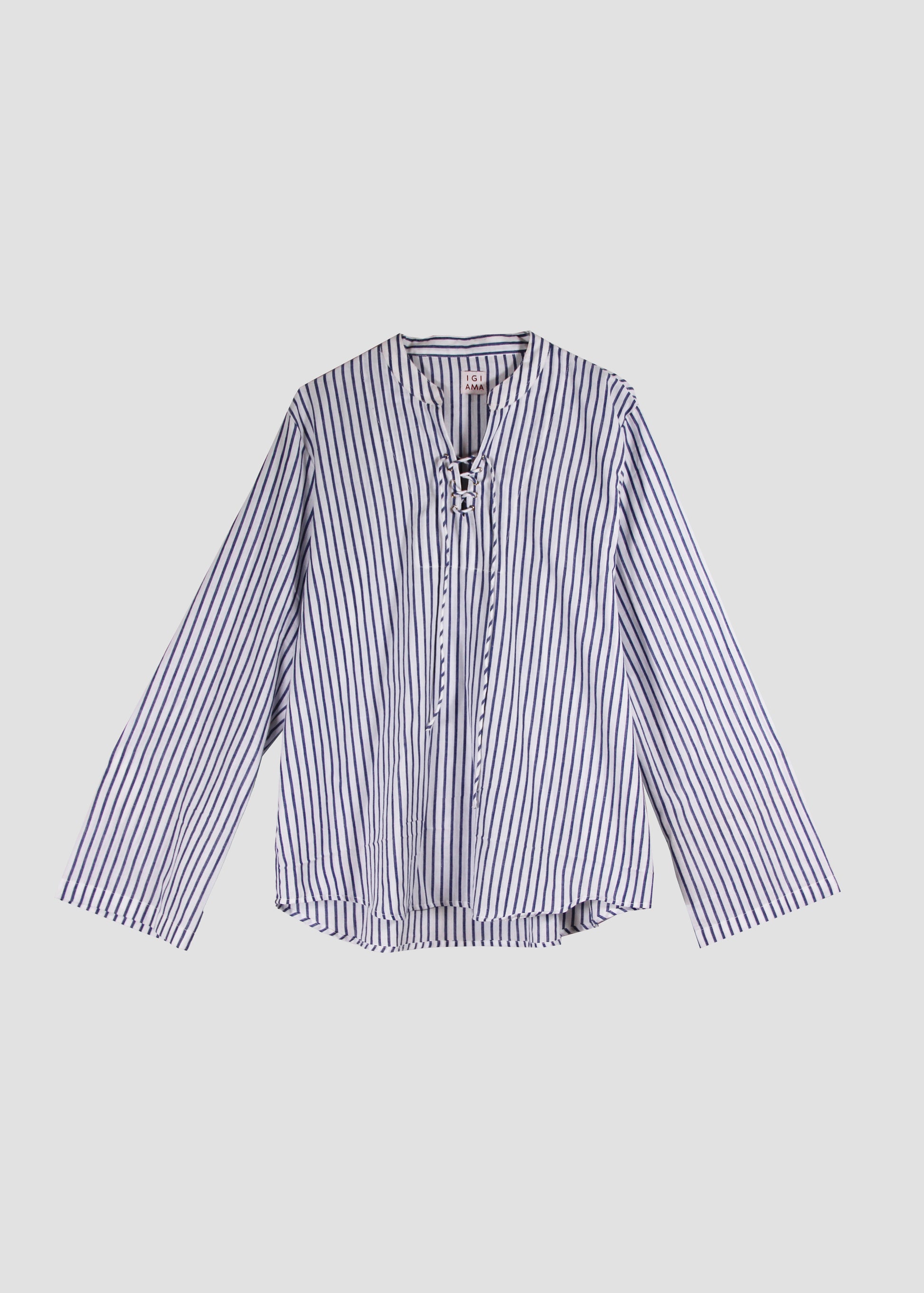 Camicia donna Mediterranea Sailor Shirt blue stripes in 100% cotone con righe blu, laccetti in cotone e vestibilità leggermente oversize, stile boho chic estivo, taglia unica.