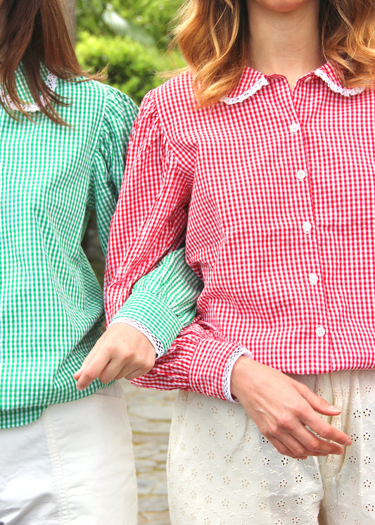 Old School Shirt, camicia rossa a quadri in 100% cotone, maniche lunghe a sbuffo, dettagli in pizzo bianco su colletto e bordo maniche, taglia unica, prodotta in India, perfetta per un look vintage e ricercato.