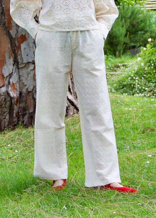 Pantaloni estivi da donna in tessuto sangallo bianco, modello IGI AMA, realizzati in tessuto leggero traforato, taglia unica, prodotti in India, ideali per look estivi, vacanze e outfit casual.