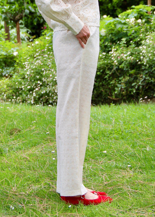 Pantaloni estivi da donna in tessuto sangallo bianco, modello IGI AMA, realizzati in tessuto leggero traforato, taglia unica, prodotti in India, ideali per look estivi, vacanze e outfit casual.