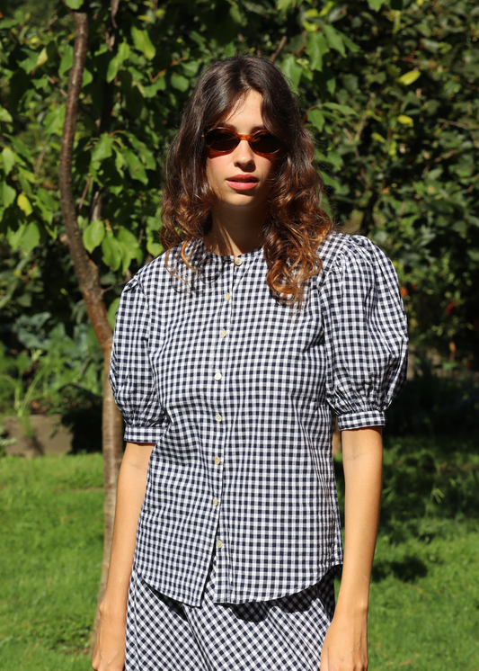 IGI AMA Mountain Stripes Set – Completo con camicia e gonna coordinata in 100% cotone, fantasia a quadri blu. Camicetta con bottoni frontali e maniche corte a sbuffo. Parte della capsule Stripes & Checks, taglia unica. Prodotto in India, lavabile a 30°C e stirabile a bassa temperatura.