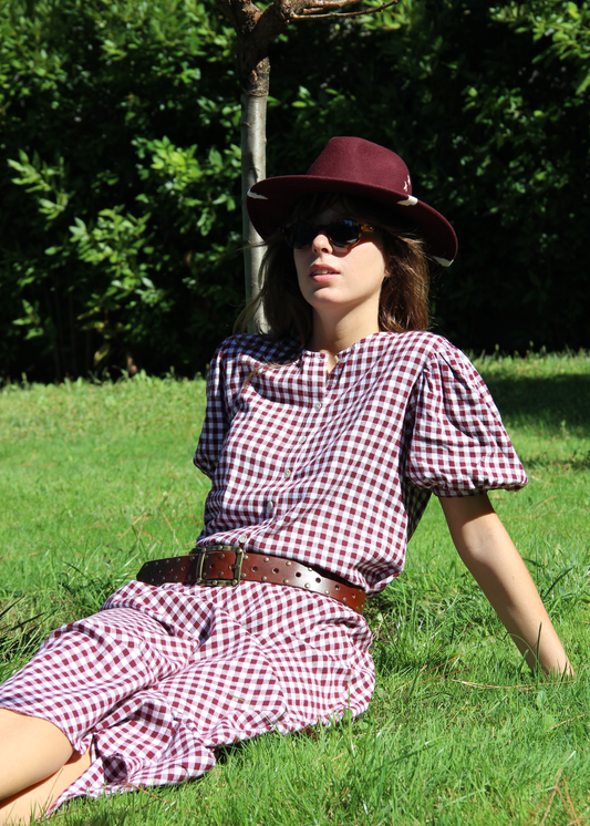 IGI AMA Mountain Stripes Set – Completo con camicia e gonna coordinata in flanella 100% cotone, fantasia a quadri bordeaux. Camicetta con bottoni frontali e maniche corte a sbuffo. Parte della capsule Stripes & Checks, taglia unica. Prodotto in India, lavabile a 30°C e stirabile a bassa temperatura.
