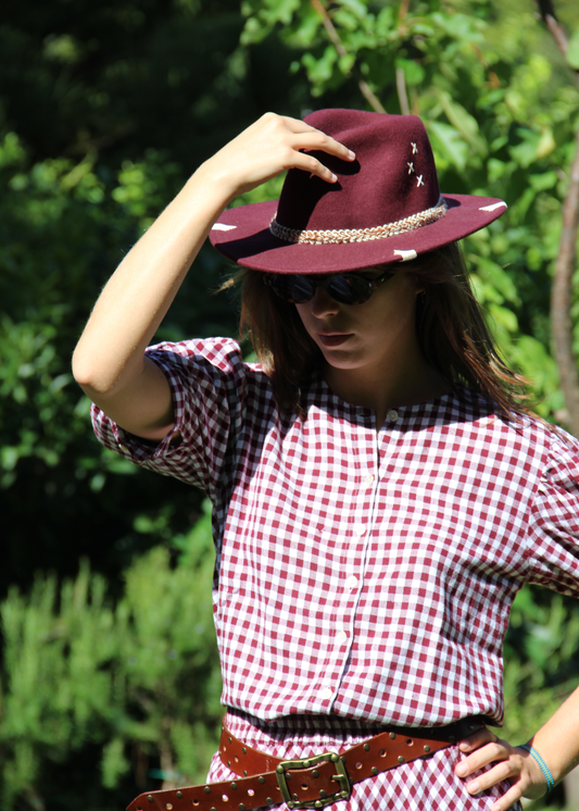 IGI AMA Mountain Stripes Set – Completo con camicia e gonna coordinata in flanella 100% cotone, fantasia a quadri bordeaux. Camicetta con bottoni frontali e maniche corte a sbuffo. Parte della capsule Stripes & Checks, taglia unica. Prodotto in India, lavabile a 30°C e stirabile a bassa temperatura.