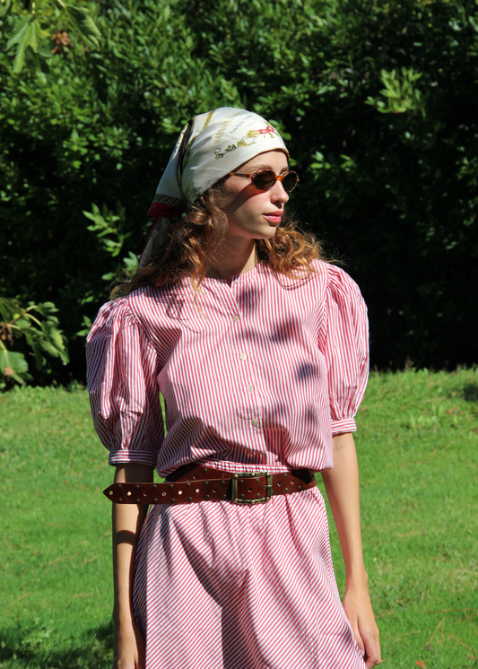 IGI AMA Mountain Stripes Set – Completo con camicia e gonna coordinata in 100% cotone, fantasia a righe rosse. Camicetta con bottoni frontali e maniche corte a sbuffo. Parte della capsule Stripes & Checks, taglia unica. Prodotto in India, lavabile a 30°C e stirabile a bassa temperatura.